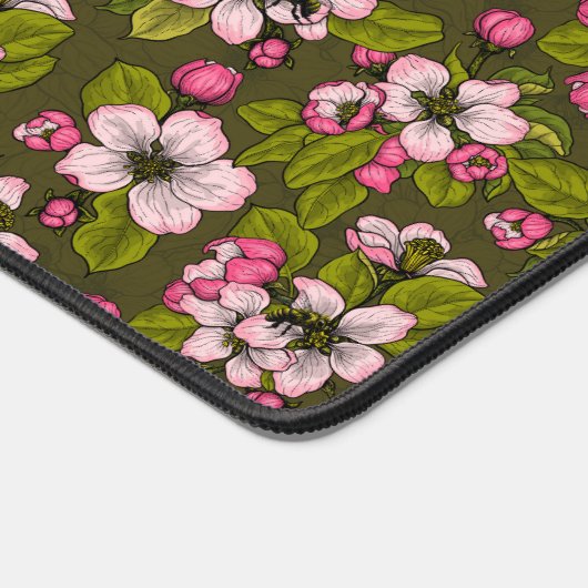 Apfelblüte auf dunkelgrün schreibtischunterlage (Ecke)