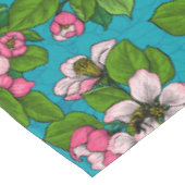 Apfelblüte auf Türkis Tischdecke (Schrägansicht)