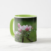 Apfelblüte und grüne Blätter Tasse (Vorderseite Links)