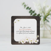 Apfelblüten verlängern sich auf dunklem Holz Einladung (Stehend Vorderseite)