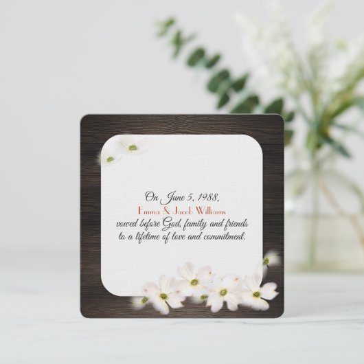 Apfelblüten verlängern sich auf dunklem Holz Einladung (Stehend Vorderseite)