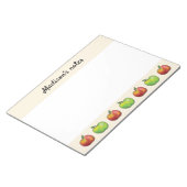 Apfelobst und Apfelkuchen mit rotem und grünem Car Notizblock (angewinkelt)