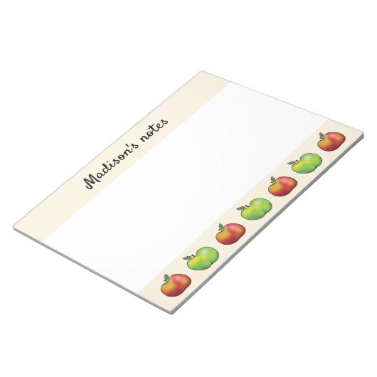 Apfelobst und Apfelkuchen mit rotem und grünem Car Notizblock (angewinkelt)