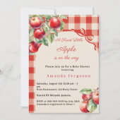 Apfelrotes Gingham-Mädchen Baby Shower Einladung (Vorderseite)