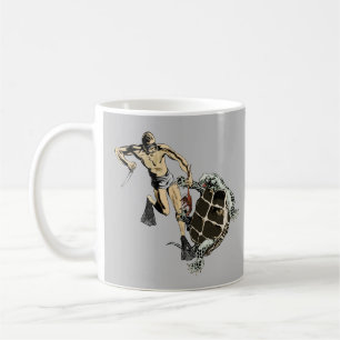 Apnoetaucher kämpft mit einer Schildkröte um einen Kaffeetasse