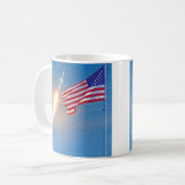 Apollo 11 Start mit amerikanischer Flagge Kaffeetasse (Vorderseite Links)
