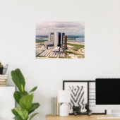 Apollo 11 Verlassend Gebäude der Fahrzeugbaugruppe Poster (Heimbüro)