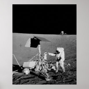 Apollo 12 Astronaut- und Mondmodul auf dem Mond Poster