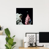 Apollo 17 Astronaut mit Blick auf die Erde Poster (Heimbüro)