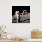 Apollo 17 Astronaut würdigt amerikanische Flagge Poster (Küche)