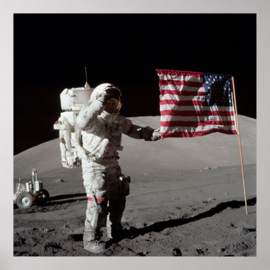 Apollo 17 Astronaut würdigt amerikanische Flagge Poster (Vorne)