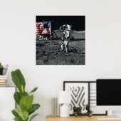 Apollo 17 Astronaut würdigt amerikanische Flagge Poster (Heimbüro)