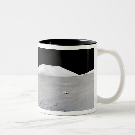 Apollo 17 Panorama Zweifarbige Tasse (Rechts)