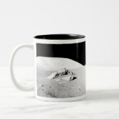 Apollo 17 zusammengebautes Panorama 2 Zweifarbige Tasse (Links)