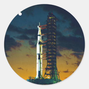 Apollo 4 Saturn V auf Auflage ein Runder Aufkleber