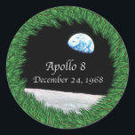 Apollo 8 Christmas Eve Moon Missio Runder Aufkleber<br><div class="desc">Die historische Apollo-8-Mondmission war das erste Mal, dass Astronauten die Schwerkraft des Planeten Erde verließ und um unseren natürlichen Satelliten, den Mond, eine Umlaufbahn einlegten. Diese unerschrockenen Entdecker machten 1968 eine Weihnachtsabend-Fernsehsendung, die aus dem Buch der Genesis während des Mondorbitts las. Dieses Ereignis war auch das erste Mal, dass die...</div>