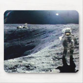 Apollo-Astronaut, der auf den Mond und den Krater Mousepad (Vorne)