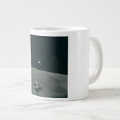 Apollo Lunar Lander und Erdaufgang über dem Mond Jumbo-Tasse (Vorderseite Rechts)