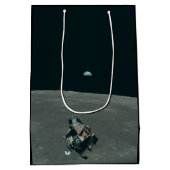 Apollo Lunar Lander und Erdaufgang über dem Mond Mittlere Geschenktüte (Rückseite)