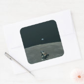 Apollo Lunar Lander und Erdaufgang über dem Mond Quadratischer Aufkleber (Umschlag)