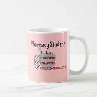 Apotheken-Student "bereiten vor, um zu Kaffeetasse