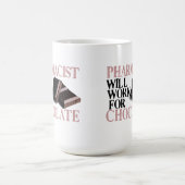 Apotheker arbeitet für Schokolade Kaffeetasse (Mittel)