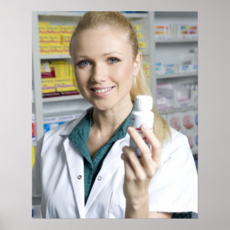 Apotheker, der die Flasche mit der Pille hält, läc Poster