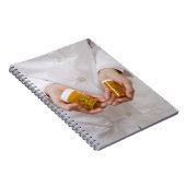 Apotheker, der die Tablettenflaschen hält Notizblock (Rechte Seite)