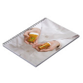 Apotheker, der die Tablettenflaschen hält Notizblock (Linke Seite)