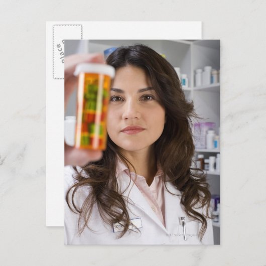 Apotheker, der eine Tablettenflasche hält Postkarte (Vorne/Hinten)