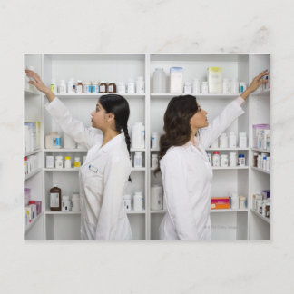 Apotheker, die sich um Medikamente in Regalen bemü Postkarte