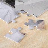 Apotheker gießt Tabletten in den Zähler Puzzle (Seite)