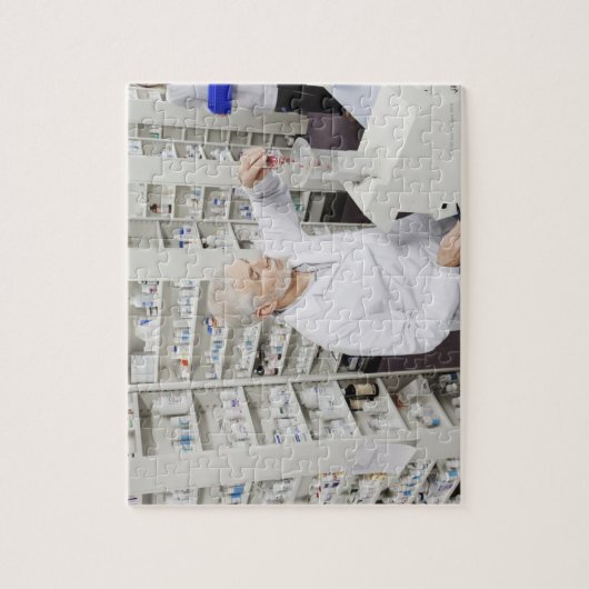 Apotheker gießt Tabletten in den Zähler Puzzle (Vertikal)