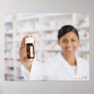 Apotheker im Arzneimittellager, der die Flasche mi Poster