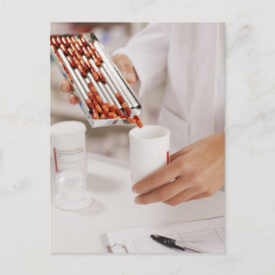 Apotheker im Arzneimittellager, in dem die Tablett Postkarte