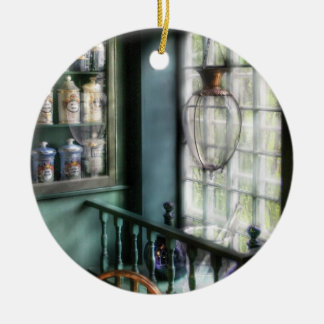 Apotheker - In einem Apothekerfenster Keramik Ornament