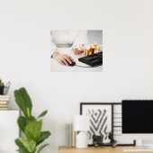 Apotheker mit Pillenflaschen am Computer Poster (Heimbüro)