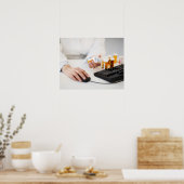 Apotheker mit Pillenflaschen am Computer Poster (Küche)