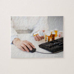 Apotheker mit Pillenflaschen am Computer Puzzle