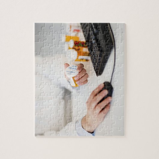 Apotheker mit Pillenflaschen am Computer Puzzle (Vertikal)