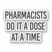 Apotheker verabreichen eine Dosis Aufkleber (Vorderseite)