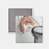 Apothekerin, die eine Flasche mit Barcode abtastet Magnet (Vorderseite/Rückseite)