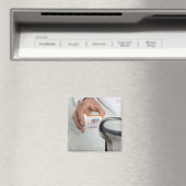 Apothekerin, die eine Flasche mit Barcode abtastet Magnet (In Situ (Geschirrspüler))