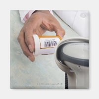 Apothekerin, die eine Flasche mit Barcode abtastet