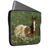 Appaloosa-Fohlen, das in den Blumen niederlegt Laptopschutzhülle (Vorne Rechts)