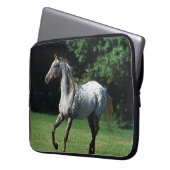 Appaloosa-Pferd, das 2 laufen lässt Laptopschutzhülle (Vorderseite Links)