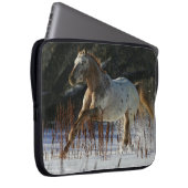 Appaloosa-Pferd, das in den Schnee läuft Laptopschutzhülle (Vorne Rechts)