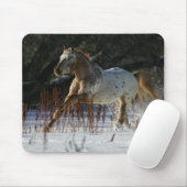 Appaloosa-Pferd, das in den Schnee läuft Mousepad (Mit Mouse)