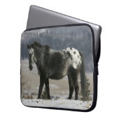 Appaloosa-Pferd im Schnee Laptopschutzhülle (Vorderseite Links)