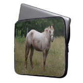 Appaloosa-Pferd stehend im Gras Laptopschutzhülle (Vorderseite Links)